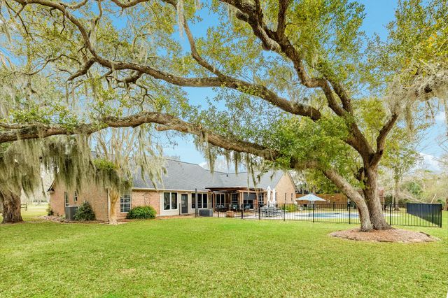 2403 Whitetail Lane, Lake Jackson, TX 77566