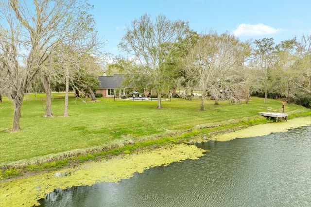2403 Whitetail Lane, Lake Jackson, TX 77566