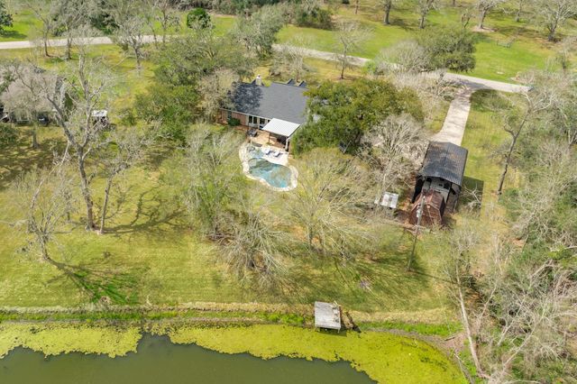 2403 Whitetail Lane, Lake Jackson, TX 77566