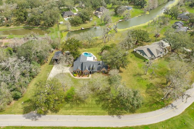 2403 Whitetail Lane, Lake Jackson, TX 77566