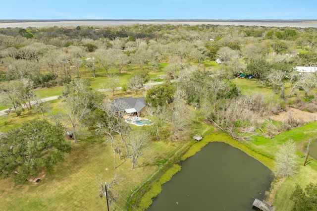 2403 Whitetail Lane, Lake Jackson, TX 77566