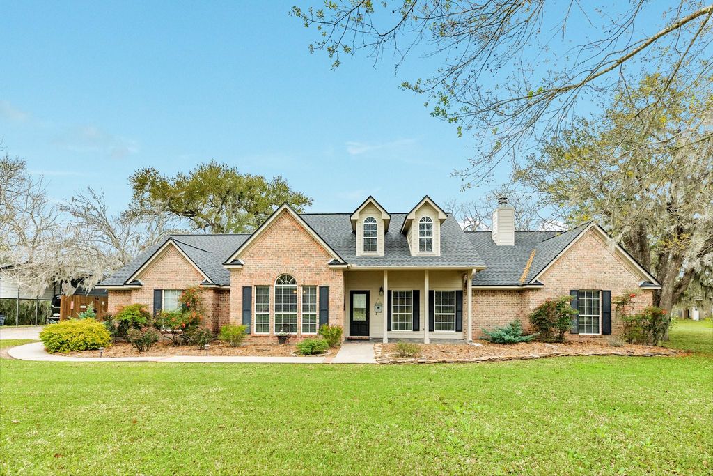 2403 Whitetail Lane, Lake Jackson, TX 77566