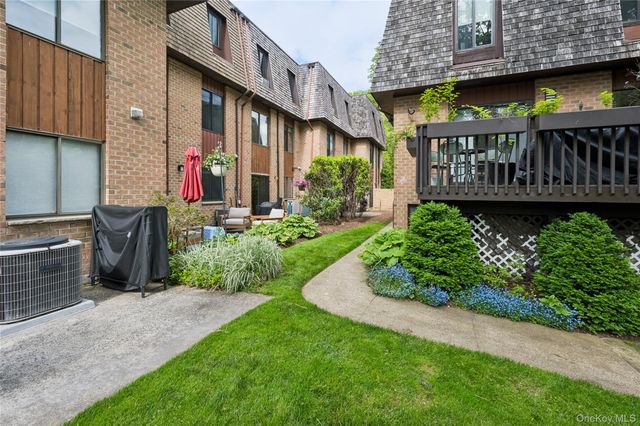 23 The Hamlet, Pelham, NY 10803