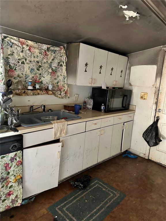 Image 16 of property listing at 3301 E 24TH AVENUE, Tampa, FL 33605