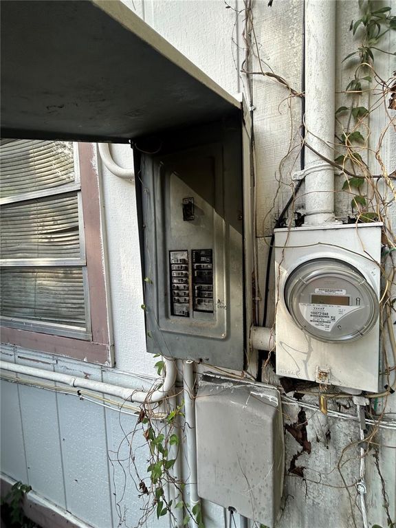 Image 3 of property listing at 3301 E 24TH AVENUE, Tampa, FL 33605