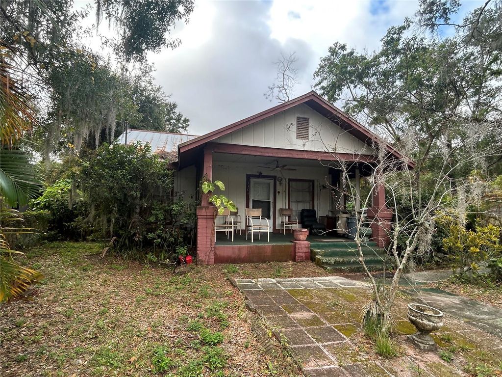 Image 9 of property listing at 3301 E 24TH AVENUE, Tampa, FL 33605
