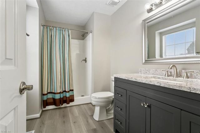 27 Harrogate LN, Hampton, VA 23666