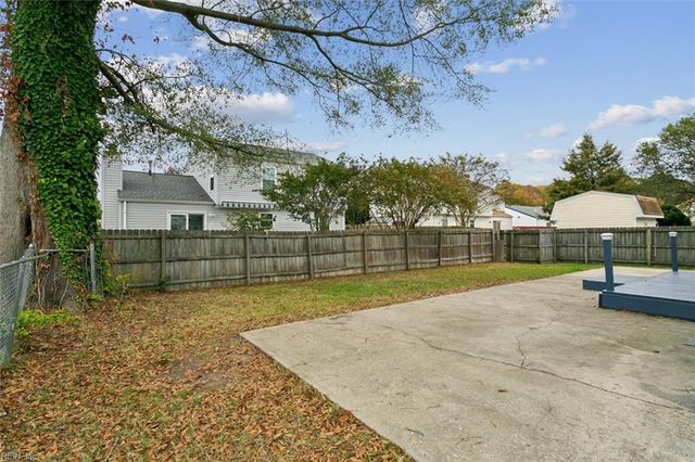 27 Harrogate LN, Hampton, VA 23666