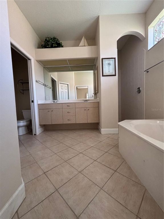 Image 20 of property listing at 132 AMORA AVENUE, Venice, FL 34285