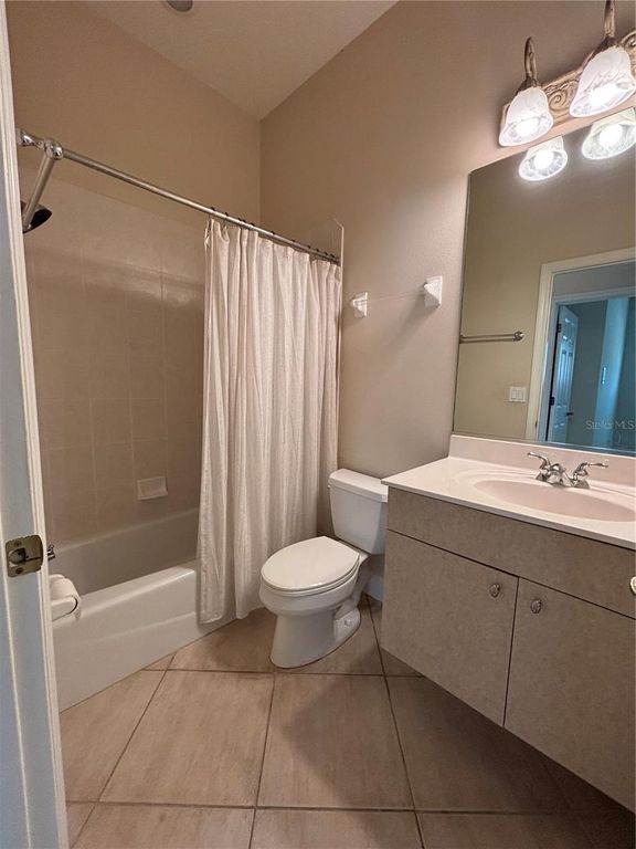 Image 27 of property listing at 132 AMORA AVENUE, Venice, FL 34285