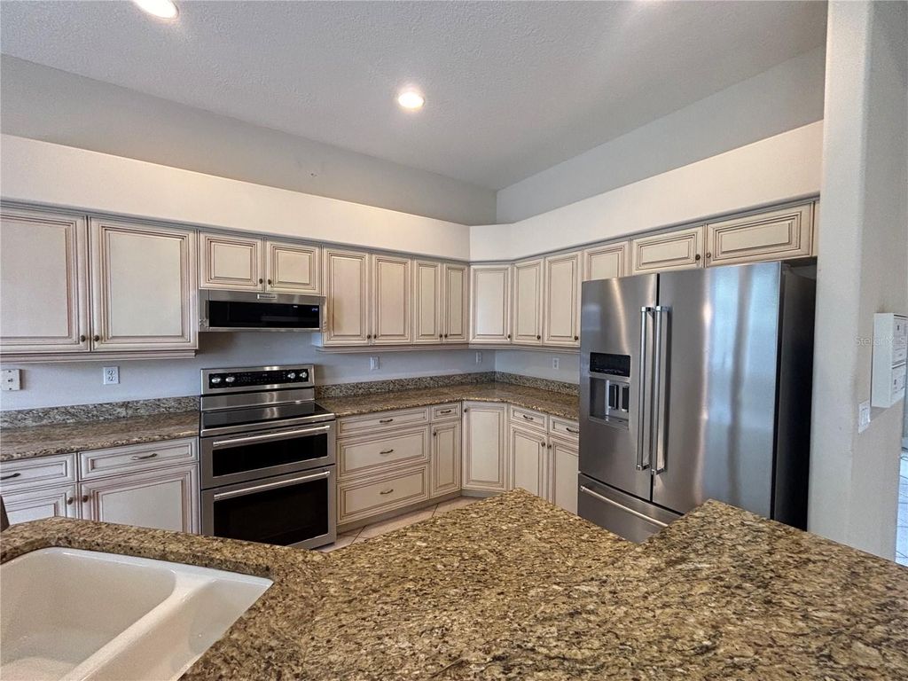 Image 8 of property listing at 132 AMORA AVENUE, Venice, FL 34285