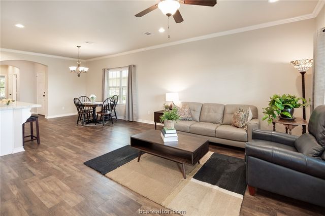 1629 Buena Vista, College Station, TX 77845