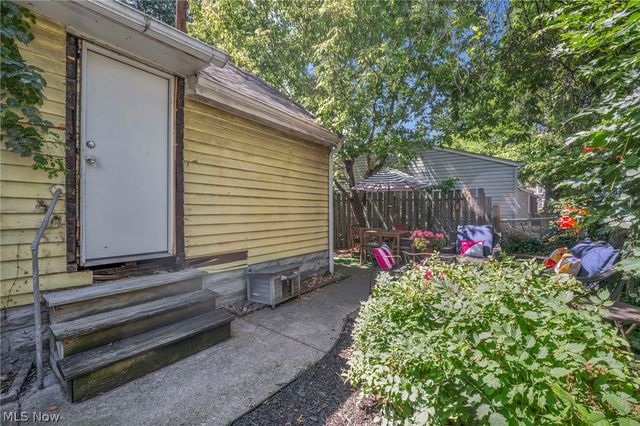 852 Starkweather, Cleveland, OH 44113