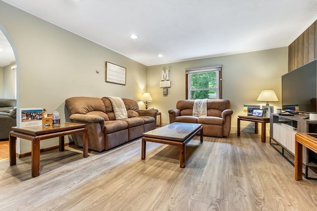 64 Hemenway Rd, Framingham, MA 01701