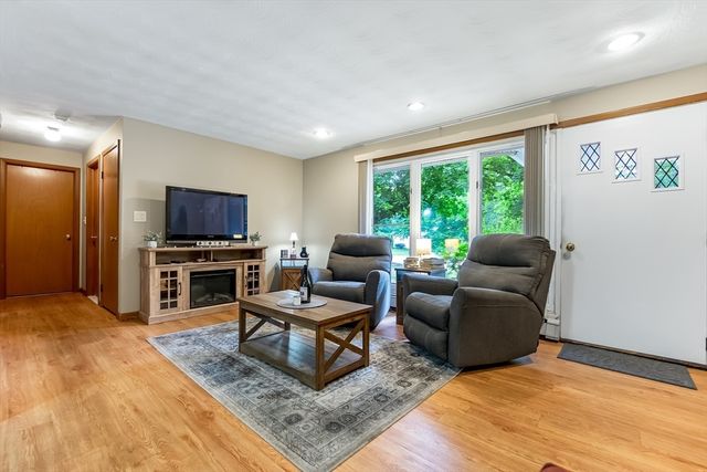 64 Hemenway Rd, Framingham, MA 01701