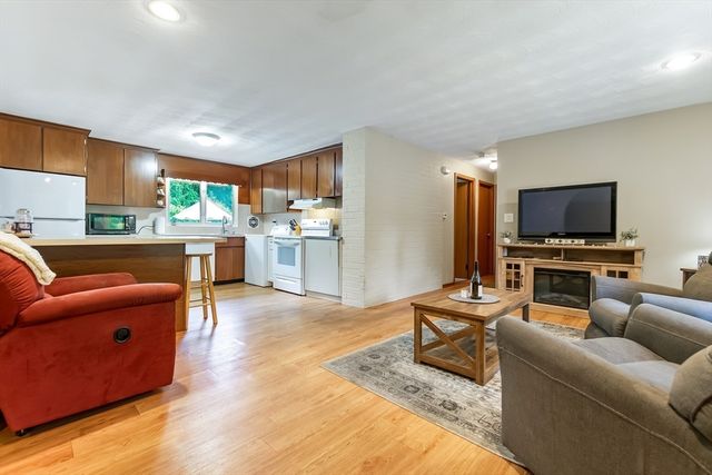 64 Hemenway Rd, Framingham, MA 01701