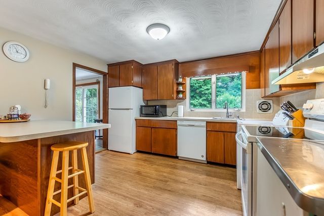 64 Hemenway Rd, Framingham, MA 01701