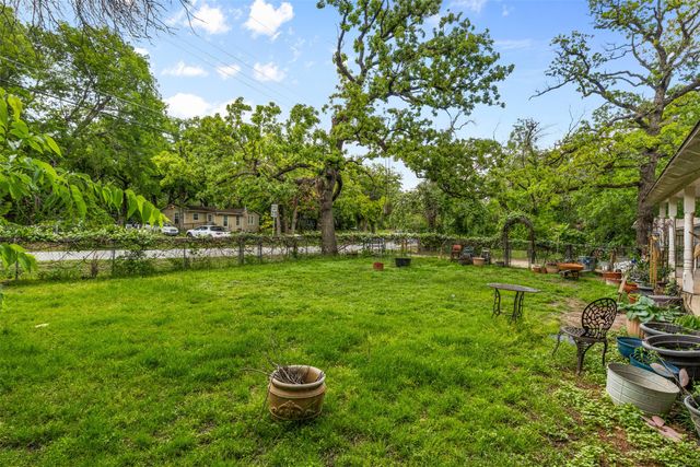 208 Shoreline Drive, Azle, TX 76020