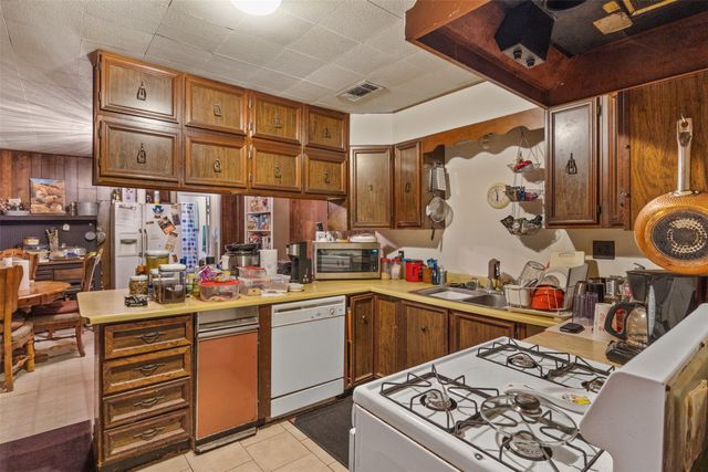 208 Shoreline Drive, Azle, TX 76020