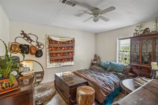 208 Shoreline Drive, Azle, TX 76020