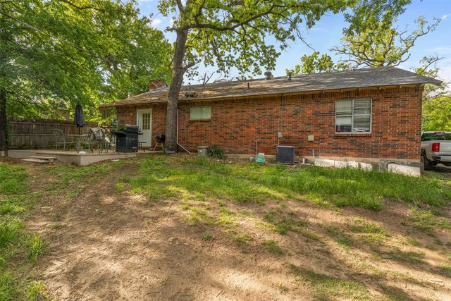 208 Shoreline Drive, Azle, TX 76020