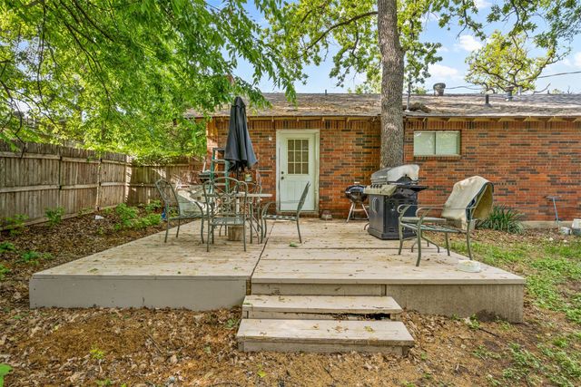 208 Shoreline Drive, Azle, TX 76020