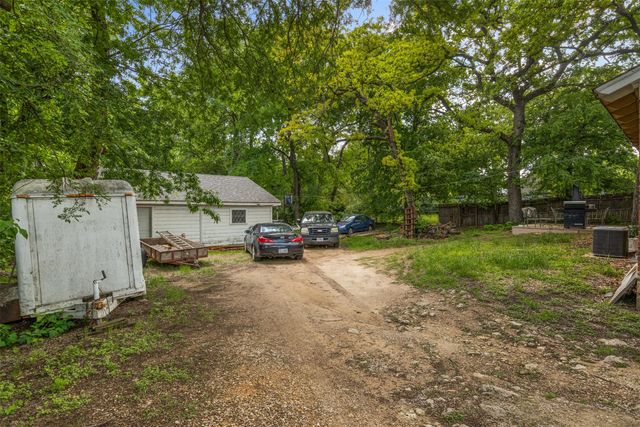 208 Shoreline Drive, Azle, TX 76020