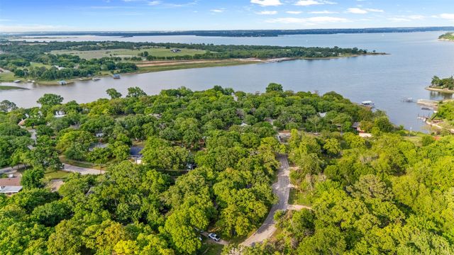 208 Shoreline Drive, Azle, TX 76020