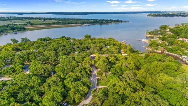 208 Shoreline Drive, Azle, TX 76020