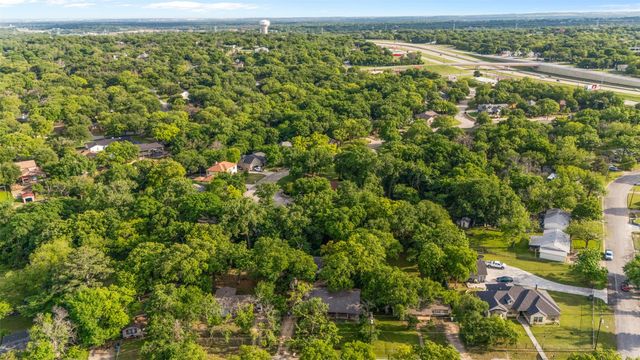 208 Shoreline Drive, Azle, TX 76020