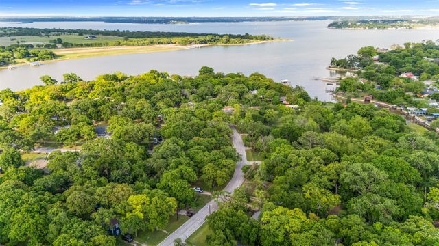 208 Shoreline Drive, Azle, TX 76020