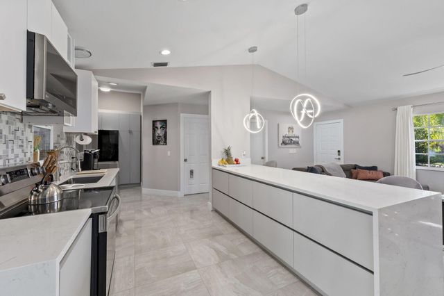 2471 SE Leithgow Street, Port St Lucie, FL 34952