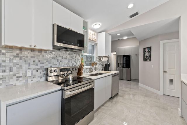 2471 SE Leithgow Street, Port St Lucie, FL 34952