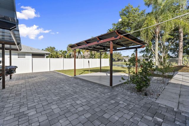 2471 SE Leithgow Street, Port St Lucie, FL 34952