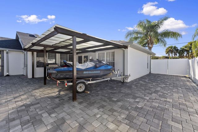 2471 SE Leithgow Street, Port St Lucie, FL 34952