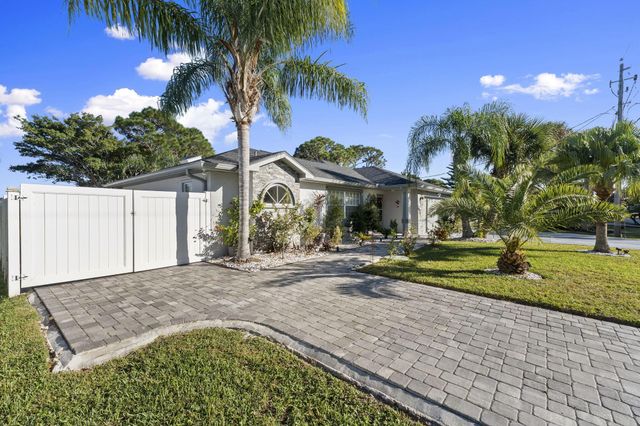 2471 SE Leithgow Street, Port St Lucie, FL 34952