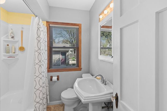 1341 Iowa Avenue W, Falcon Heights, MN 55108
