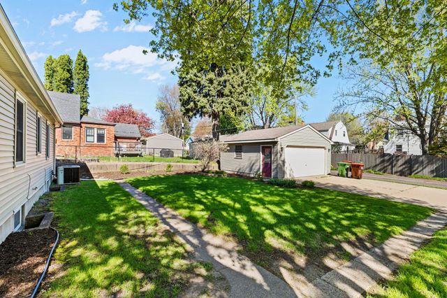 1341 Iowa Avenue W, Falcon Heights, MN 55108