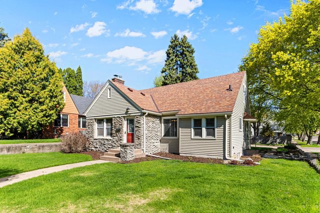 1341 Iowa Avenue W, Falcon Heights, MN 55108