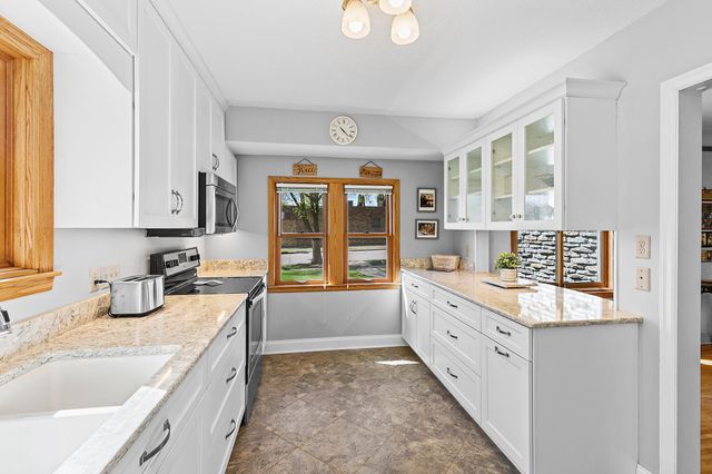 1341 Iowa Avenue W, Falcon Heights, MN 55108