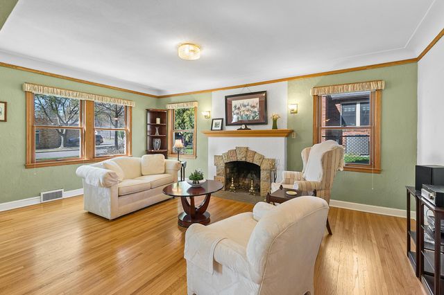 1341 Iowa Avenue W, Falcon Heights, MN 55108