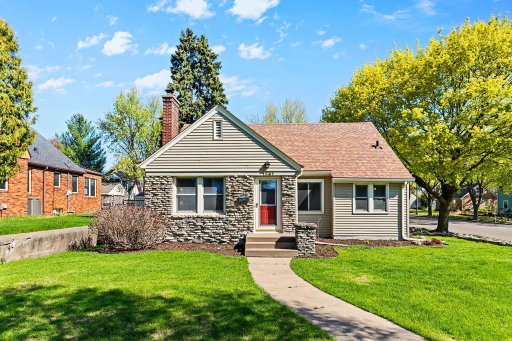 1341 Iowa Avenue W, Falcon Heights, MN 55108