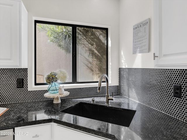 6082 N Running Deer Circle, Tucson, AZ 85750