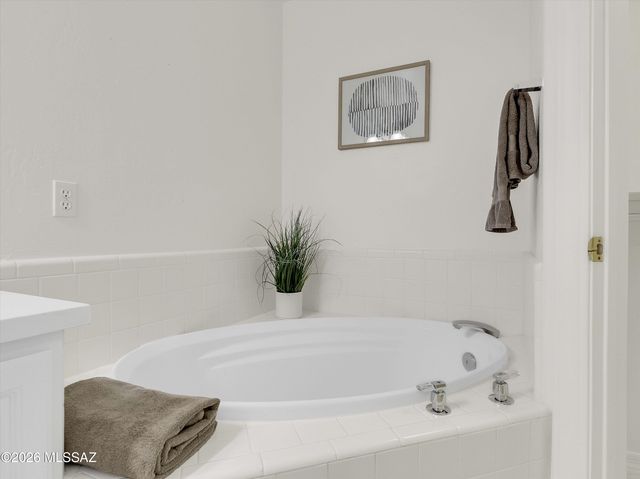 6082 N Running Deer Circle, Tucson, AZ 85750