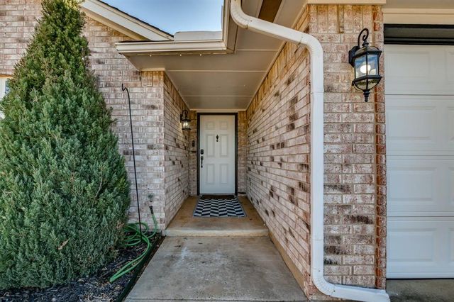 601 SW 38th Place, Moore, OK 73160