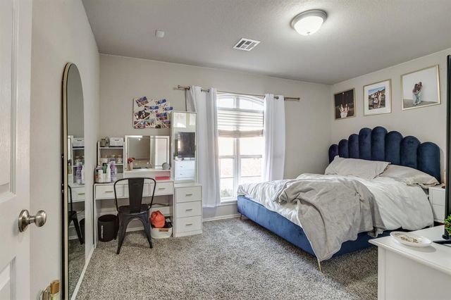 601 SW 38th Place, Moore, OK 73160