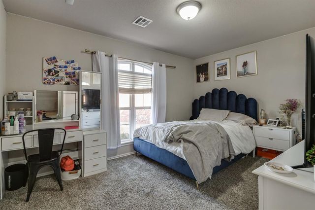 601 SW 38th Place, Moore, OK 73160