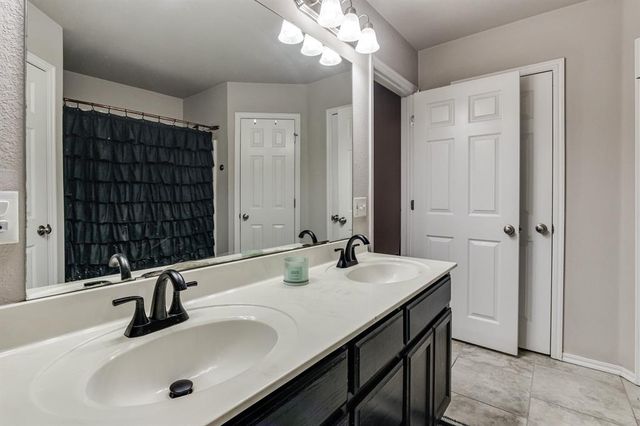 601 SW 38th Place, Moore, OK 73160