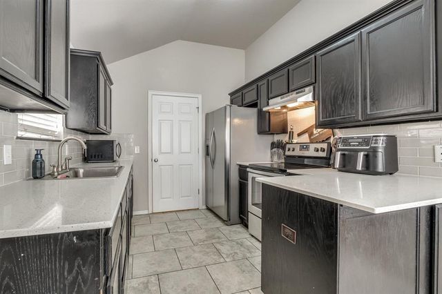 601 SW 38th Place, Moore, OK 73160