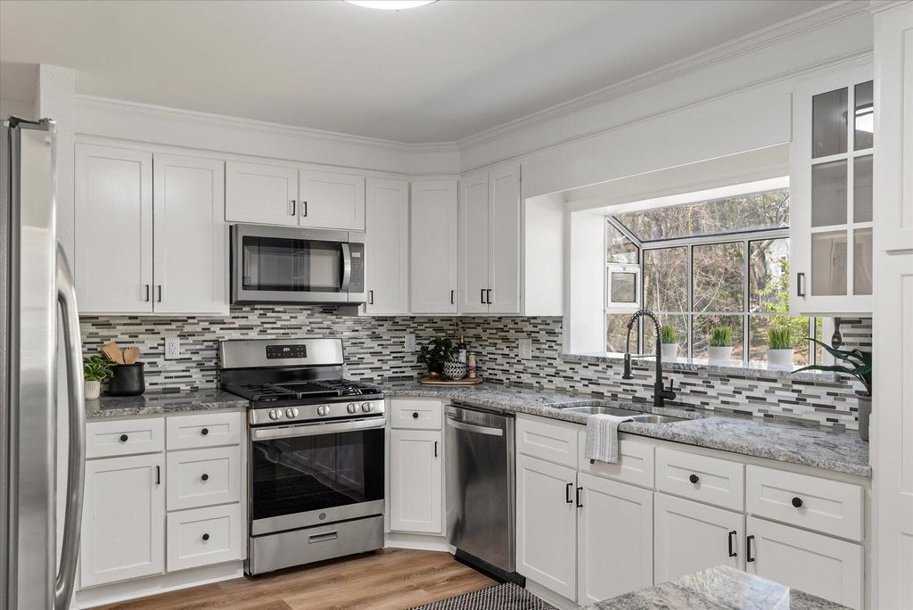 Image 12 of property listing at 325 Fairington Drive, Summerville, SC 29485